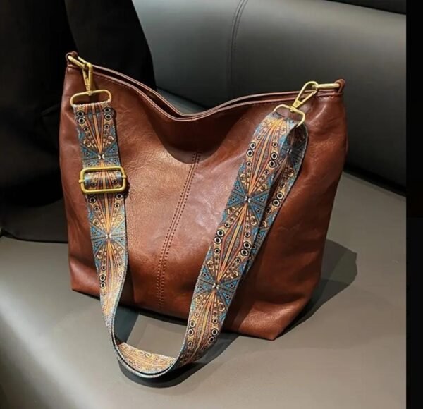 حقيبة نسائية كبيرة