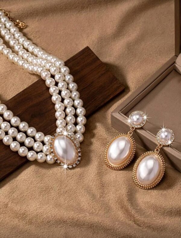 عقد من اللؤلؤ واحجار الراين