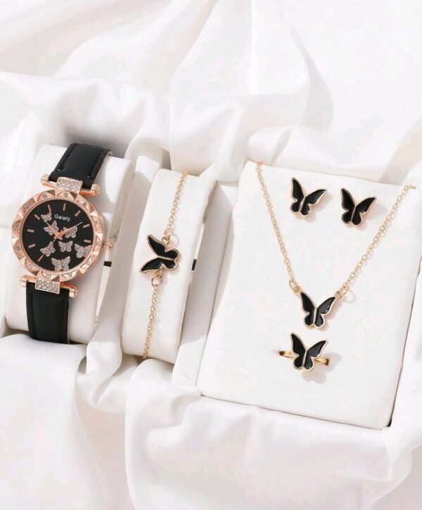 ساعة مع اكسسوار