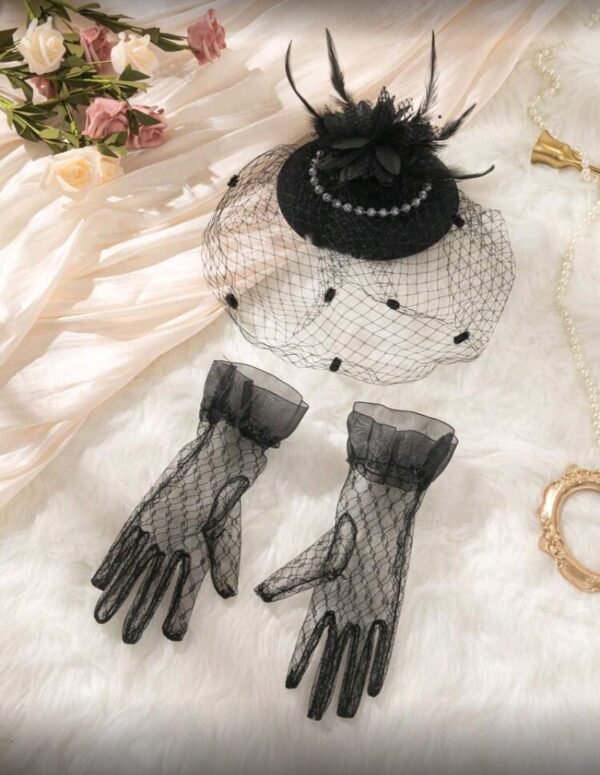 قفازات ومشبك شعر