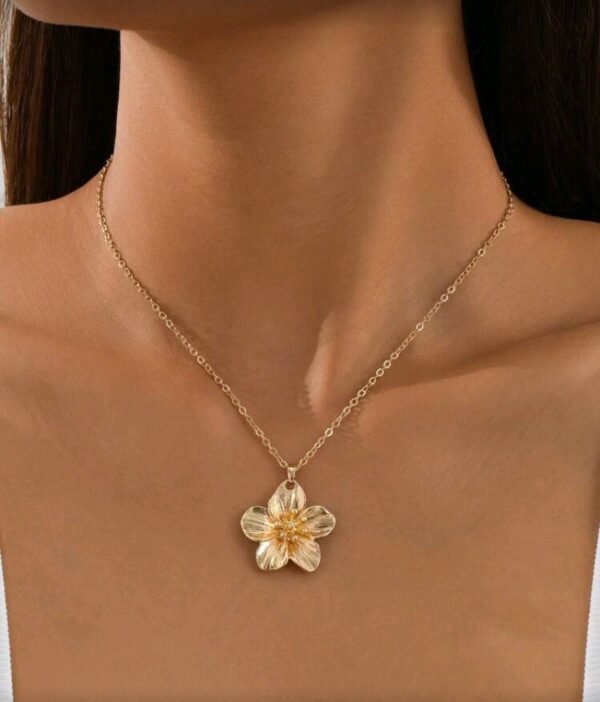 قلادة نسائية