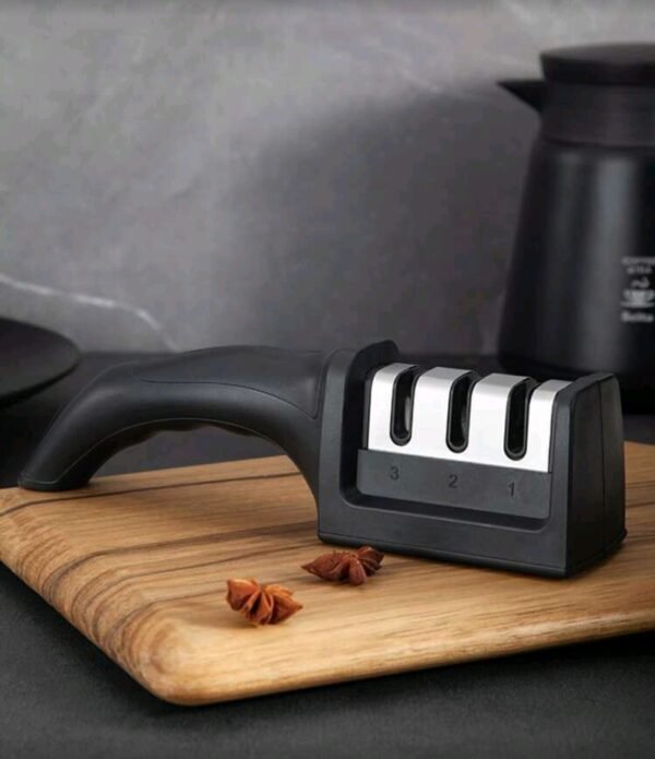 مبراة سكاكين